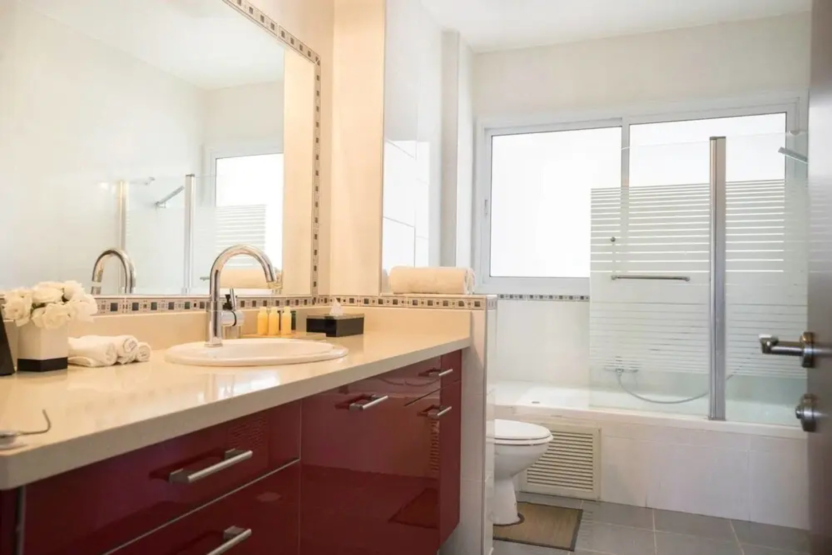 Luxury Marina View - Modern and Luxurious View