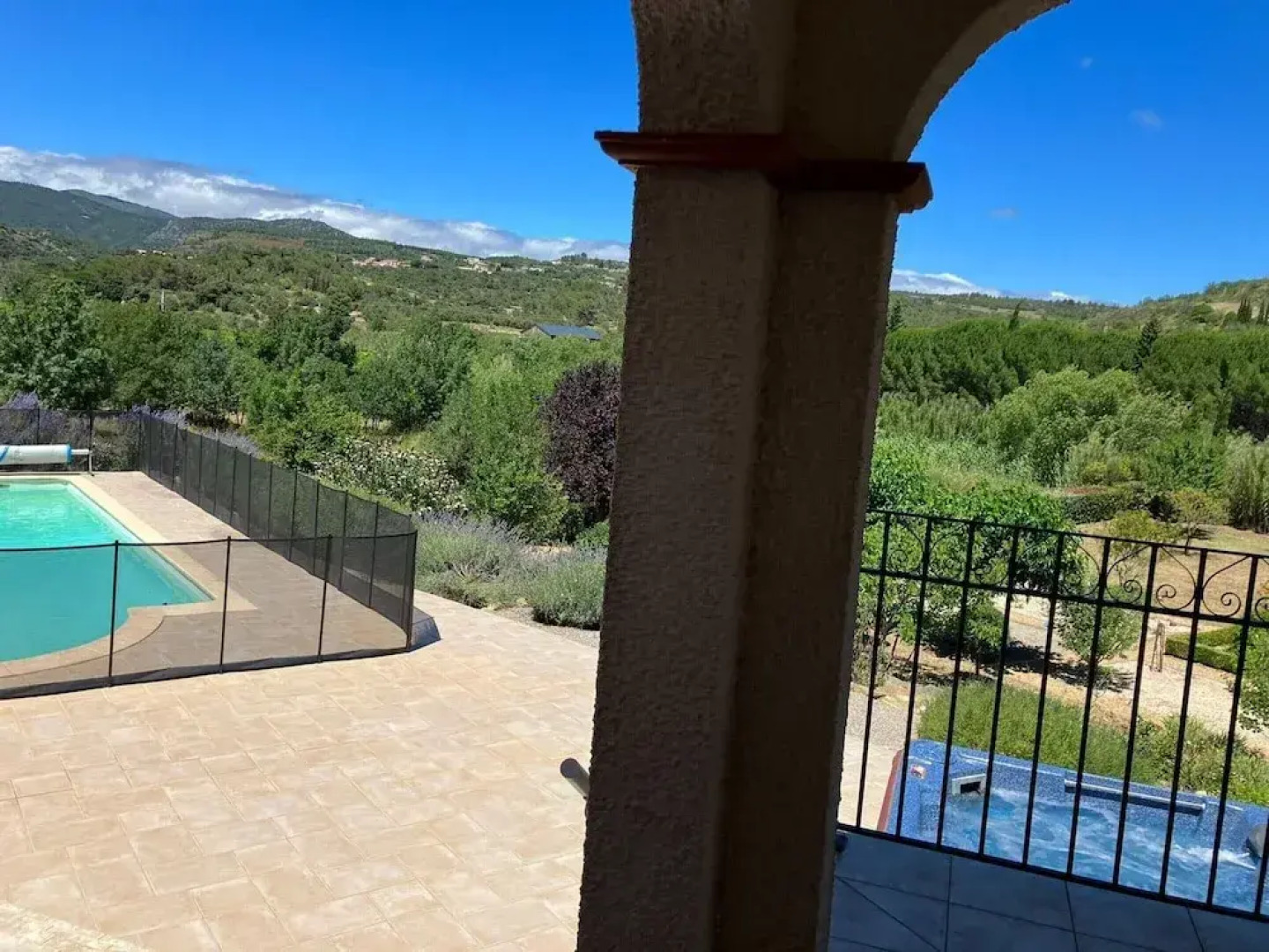 Villa With Private Pool and Jacuzzi