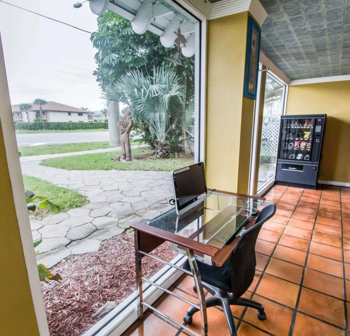 Econo Lodge Cocoa Beach - near the Port