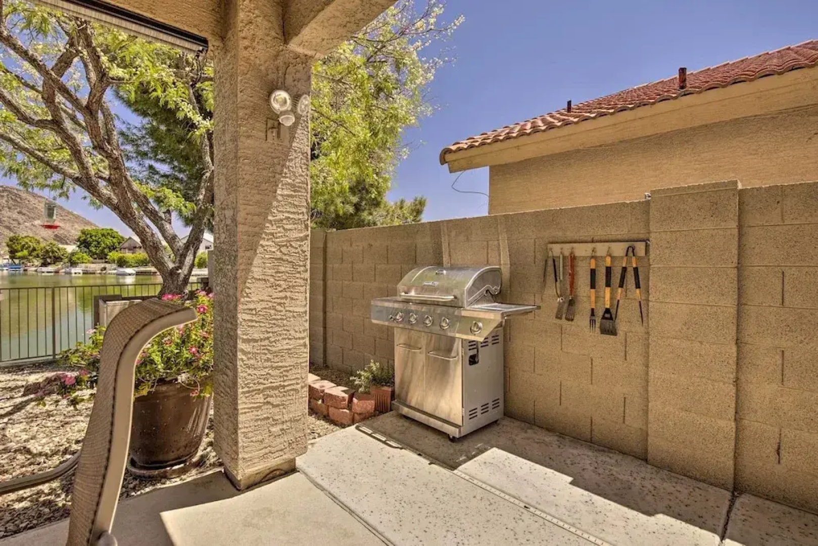 Boat Dock & Pool: Lakefront Glendale Getaway!