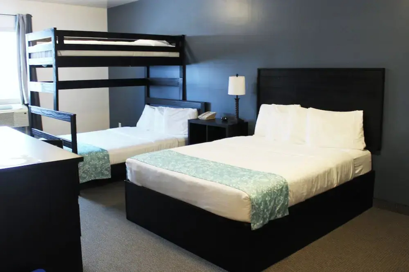 Roadhouse 52 Inn & Suites