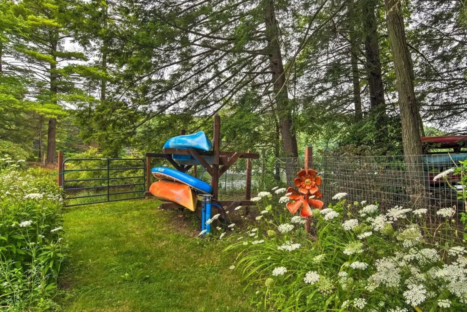 Lakefront Poconos Retreat w/ Hot Tub, Near Hiking!