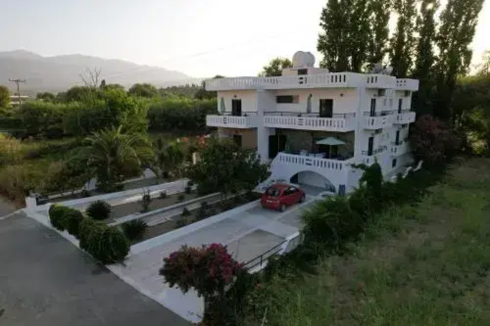 Zourpos Studios & Apartments