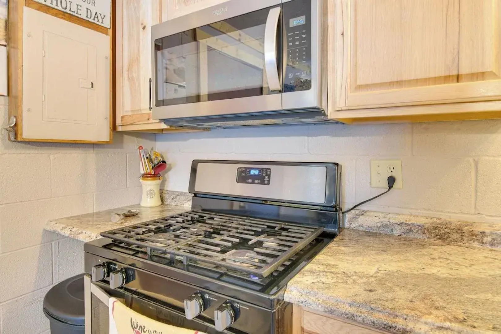 Waterfront Bull Shoals Lake Cabin w/ Deck + Views!