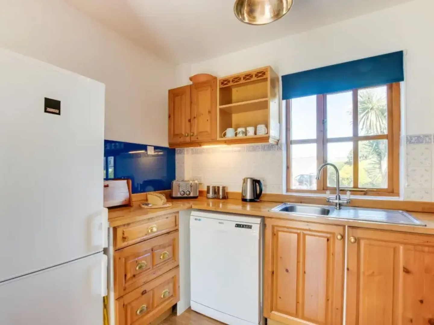 Dau Draeth Dinas Cross