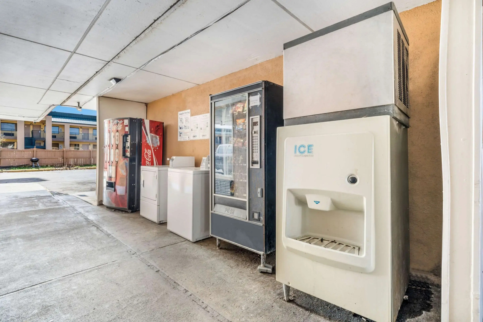 Econo Lodge  Inn & Suites Macon West