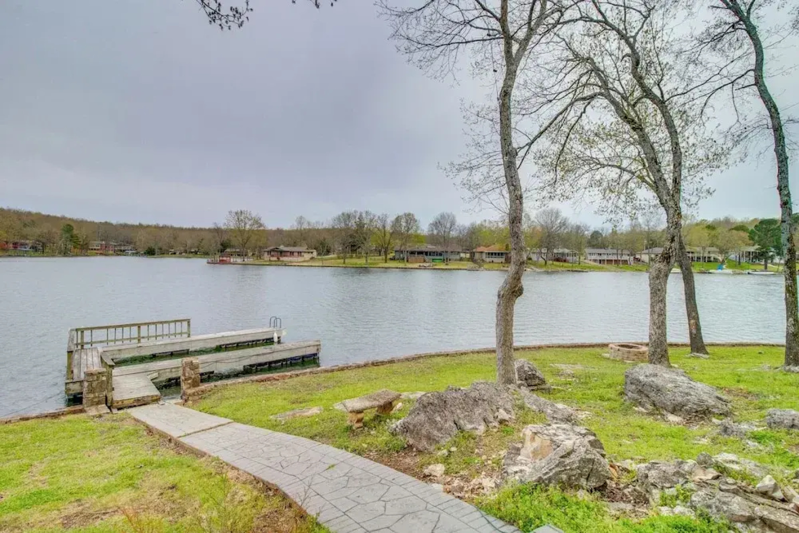 Lakefront Arkansas Abode - Deck, Grill & Fire Pit!