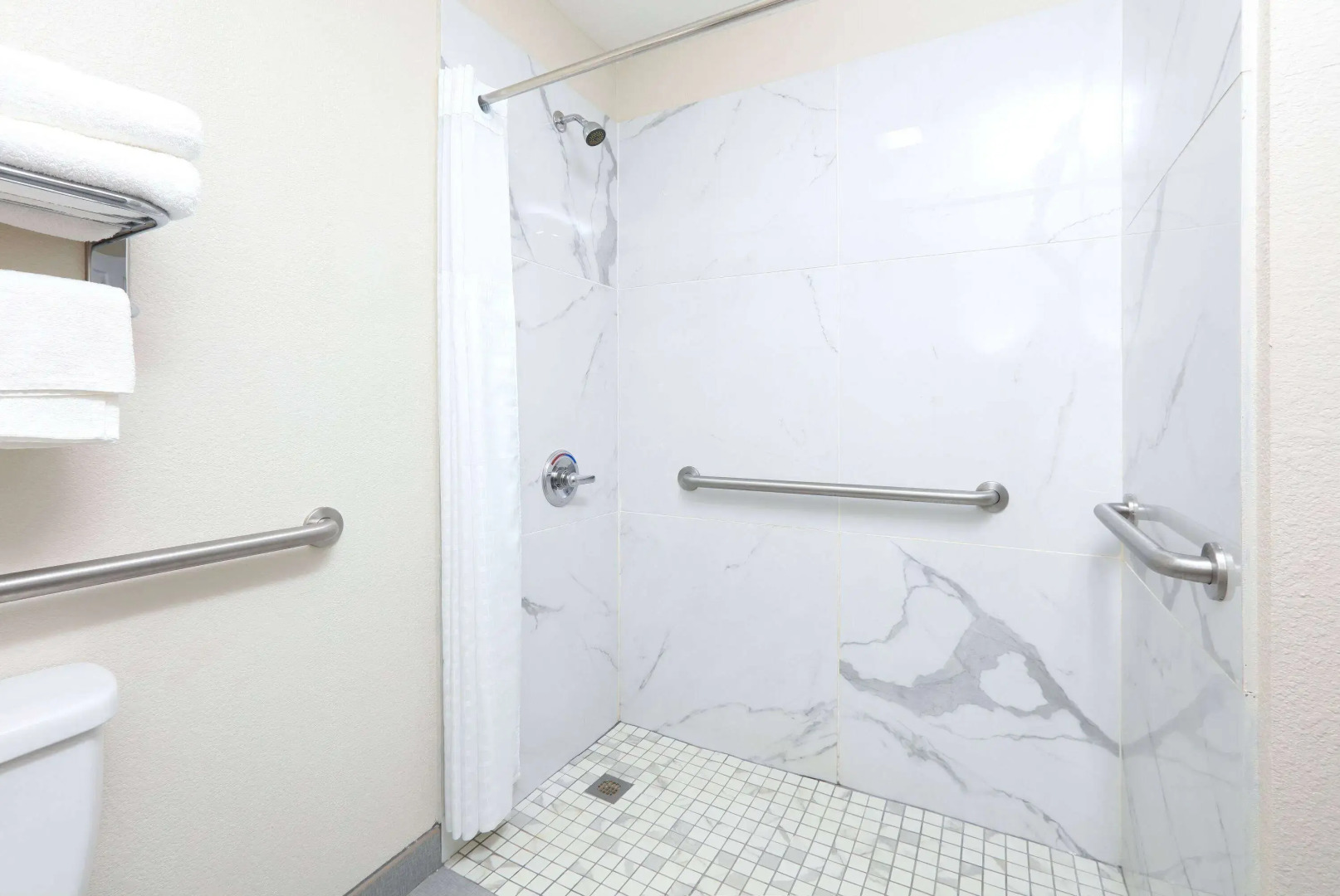 Super 8 by Wyndham Palestine