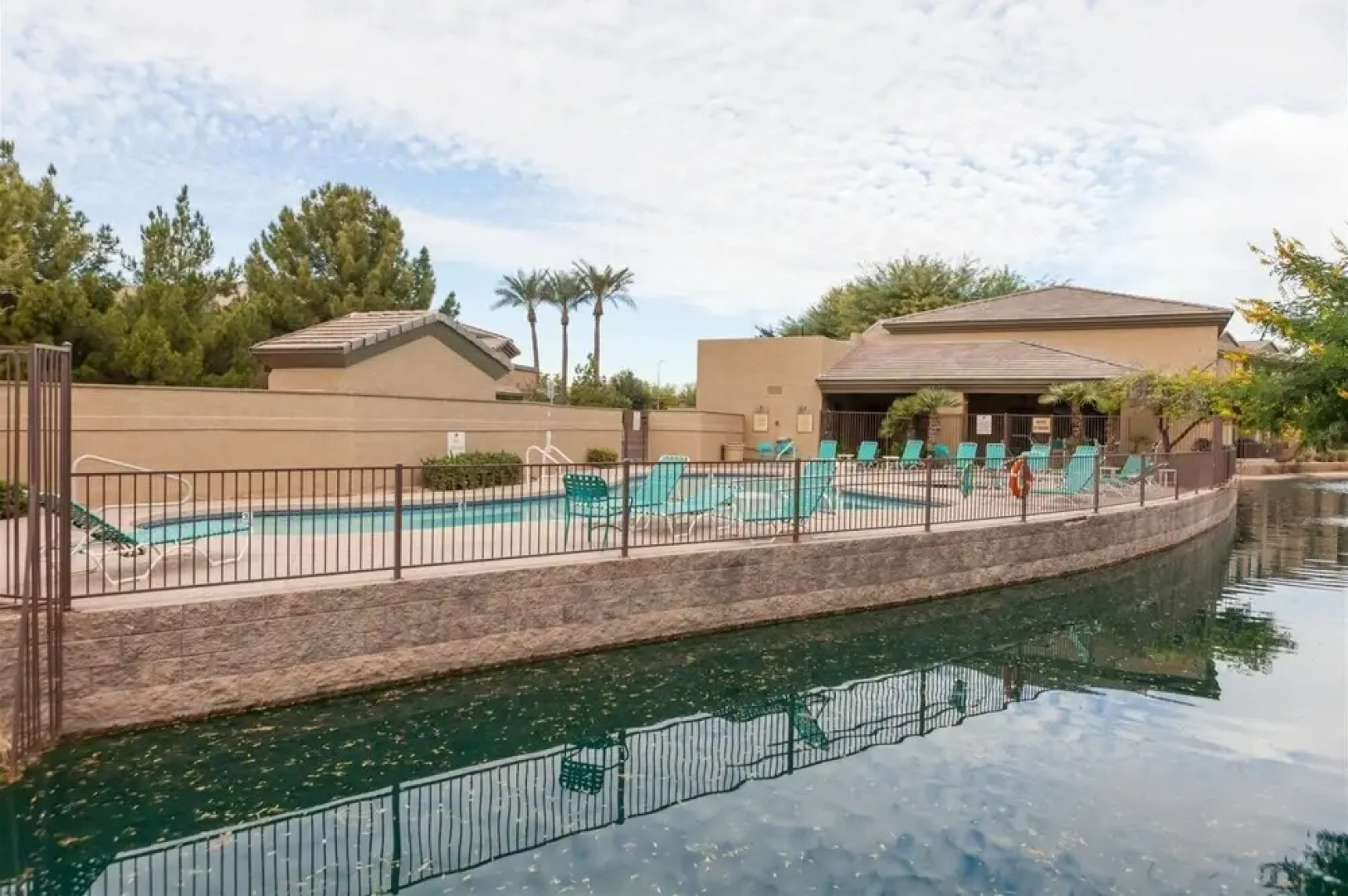 2BR Plus Ocotillo Townhome, Heated Pool, Spa, Gym
