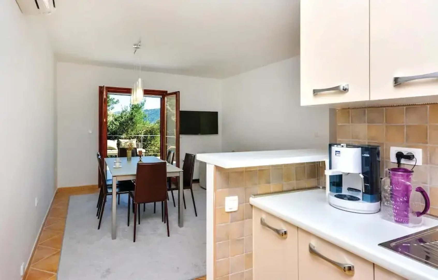 Amazing Home in Zrnovnica With Wifi and 2 Bedrooms