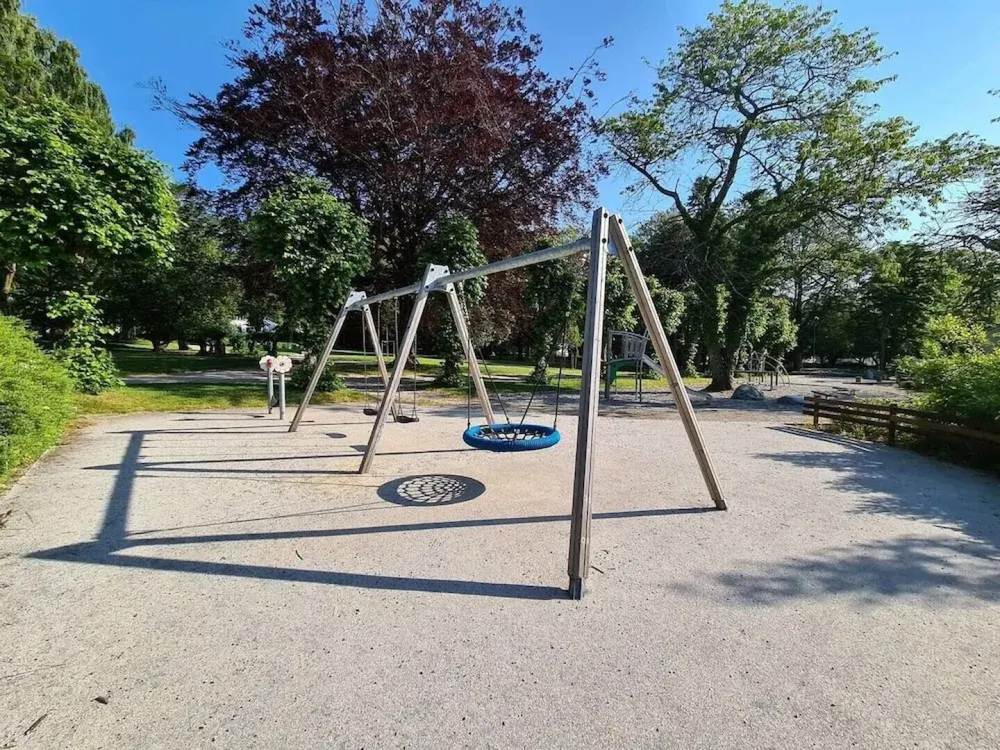 Beautiful Penthouse Near Center, 2-bedroom, Balcony and Free Parking