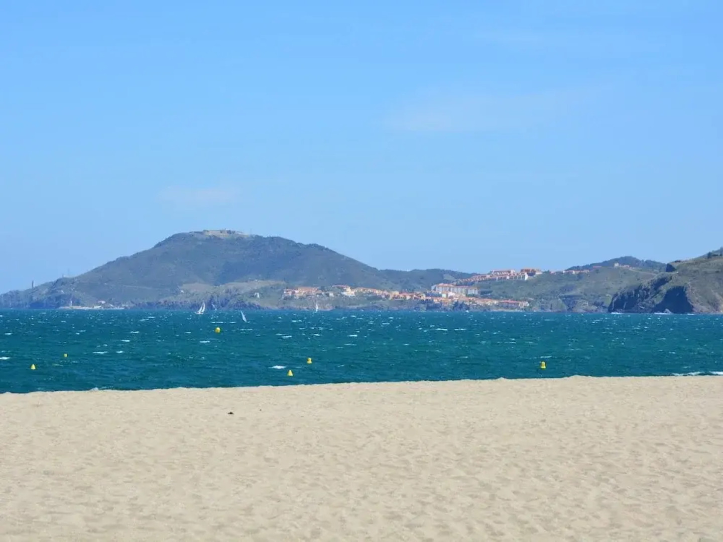 Luxurious Villa in Camplong With Jacuzzi