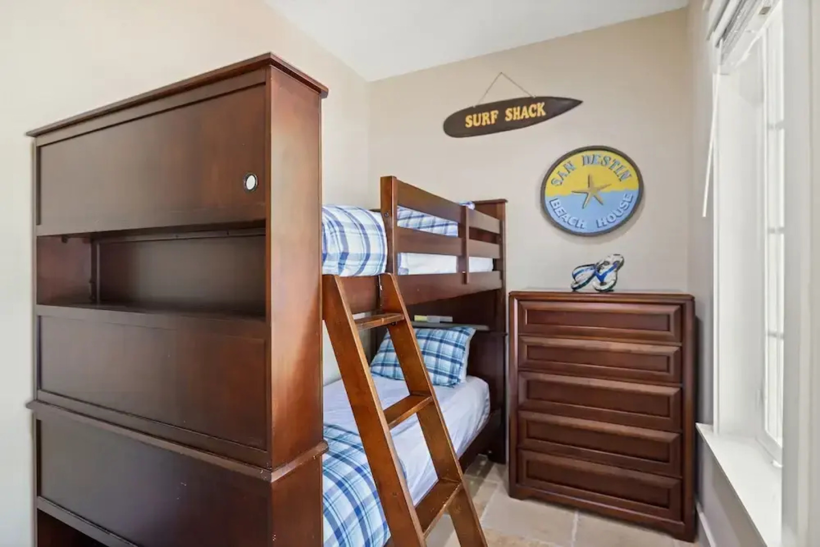 2465 Bungalo 4 Bedroom Home by RedAwning