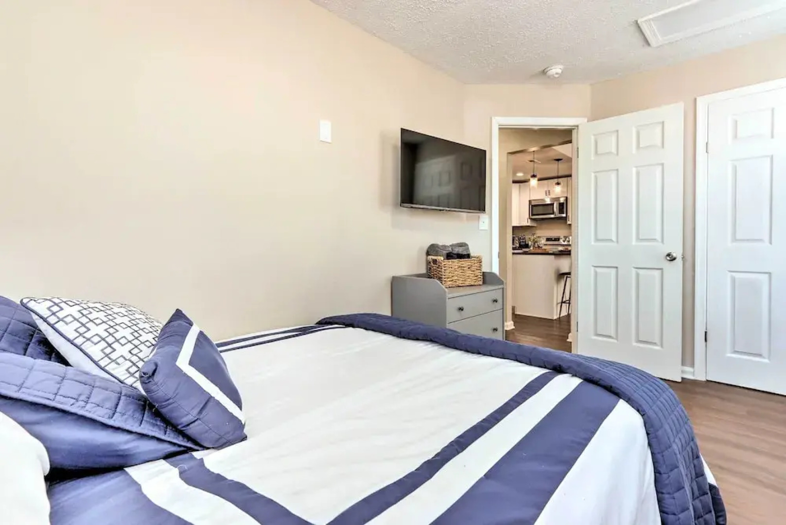 Central Front Royal Getaway on Main Street!