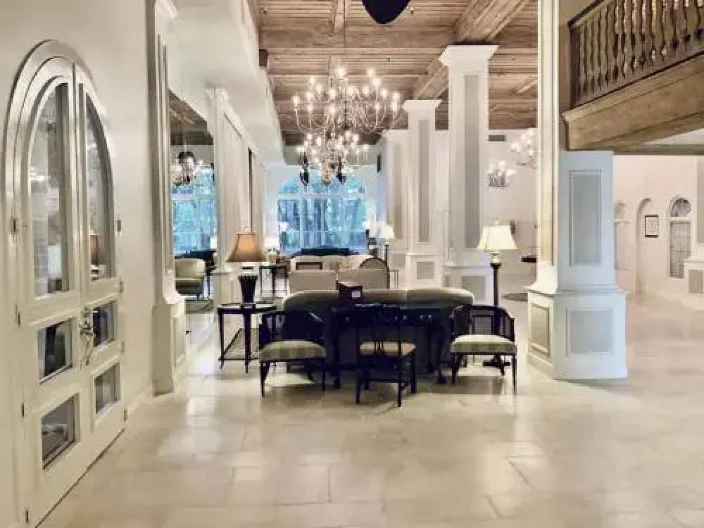 Tropical Beach Condo - Pool, Parking, 86" TV, WiFi