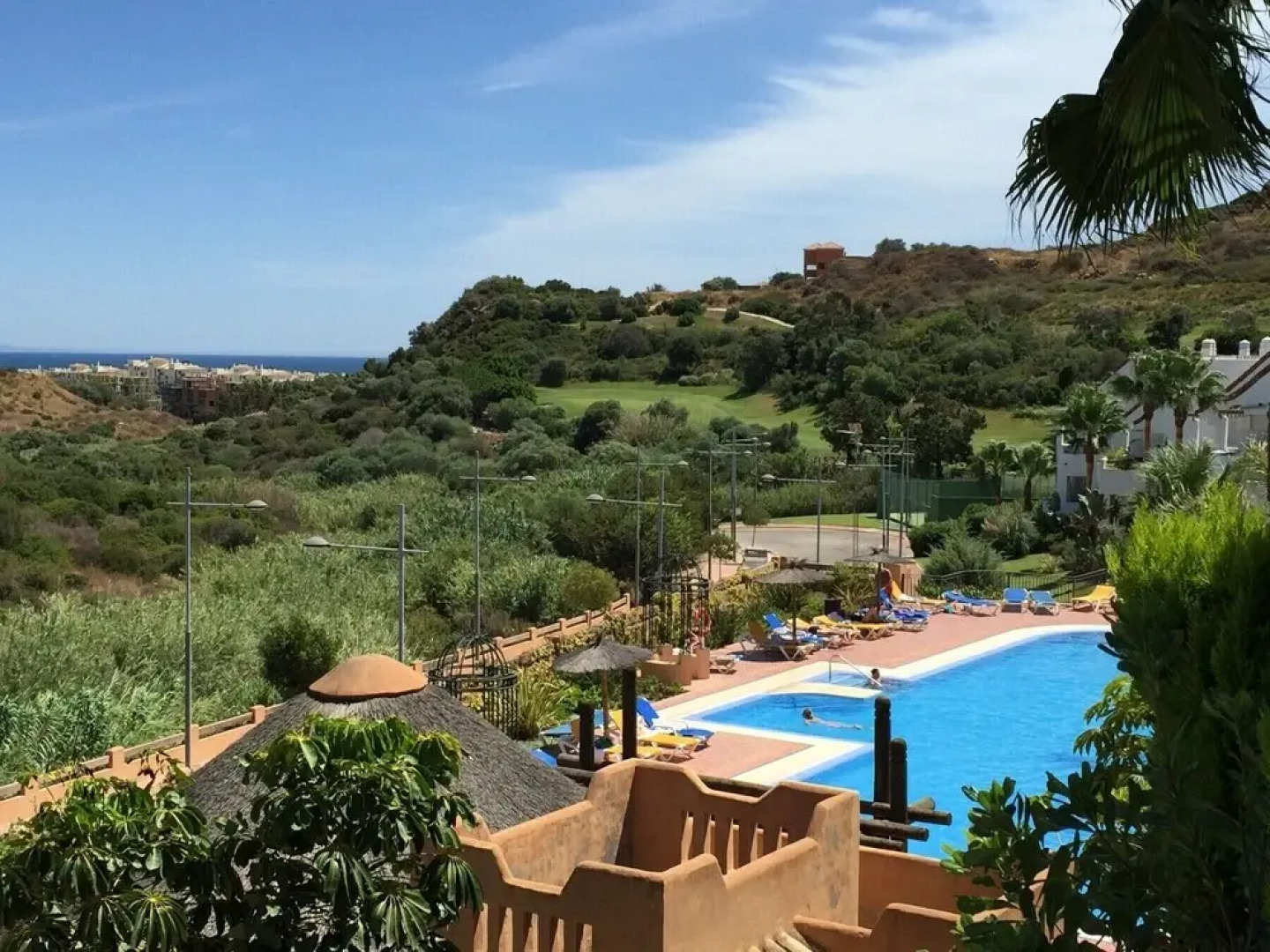 2115-Apto con bonita terraza vista a la piscina