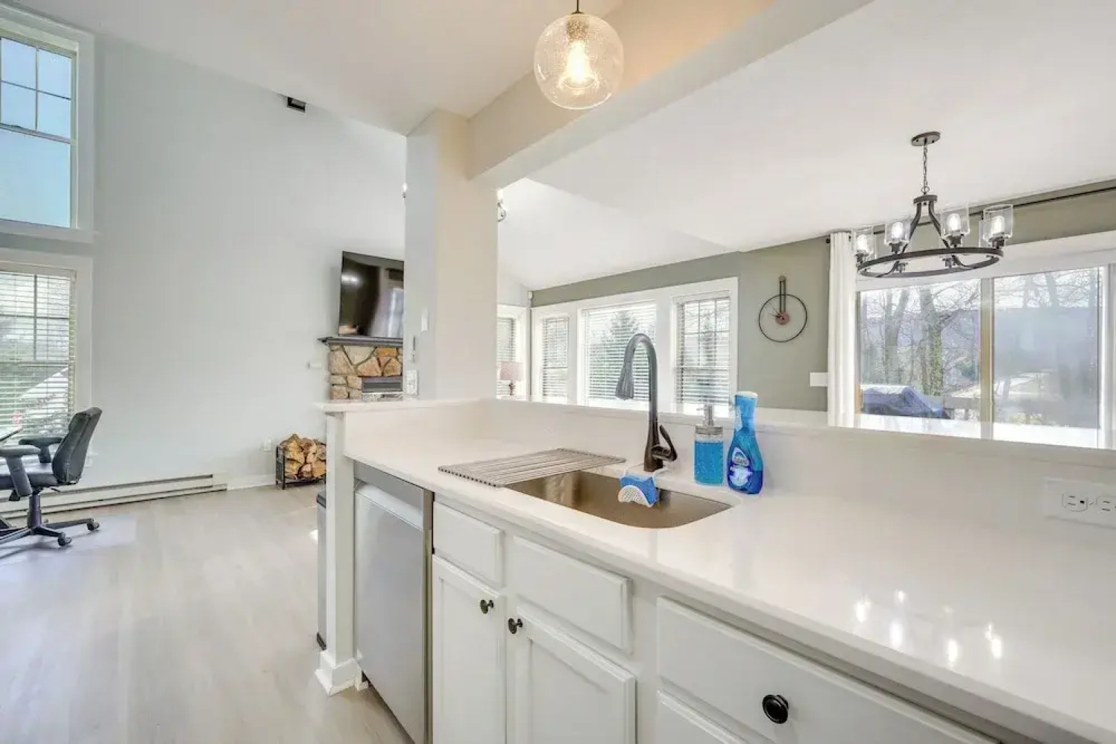 1 Mi to Waterpark: Mtn-view Poconos Hideaway!