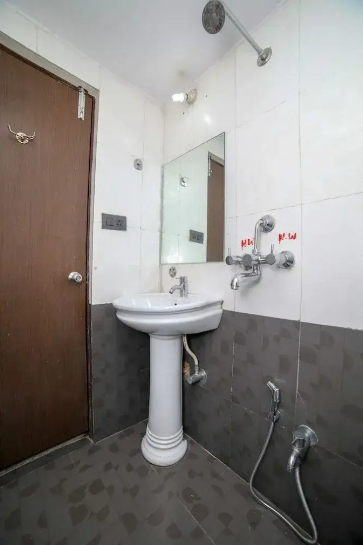 OYO 46286 Hotel Royal Regency