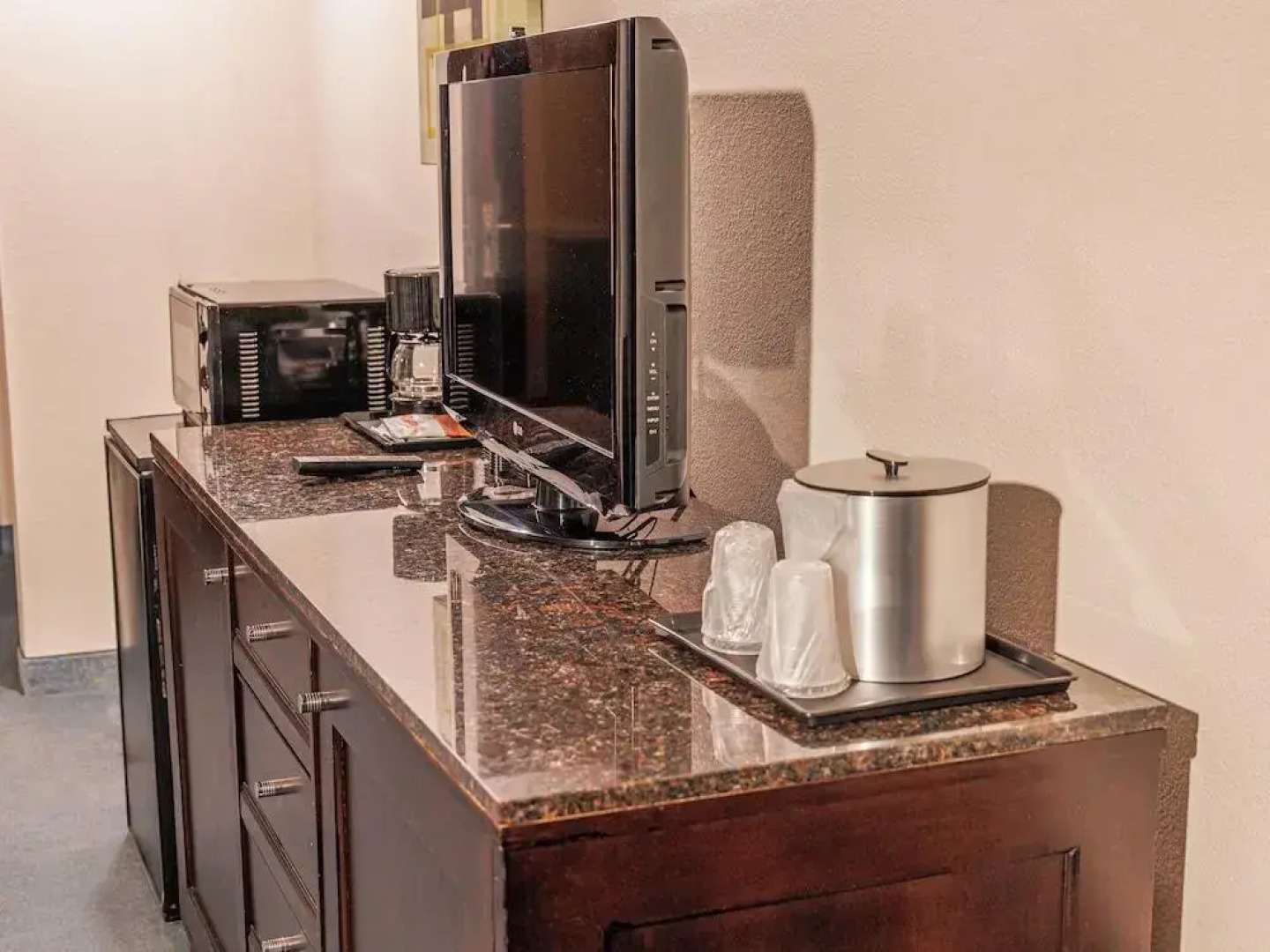 HomeTowne Studios by Red Roof Ridgecrest