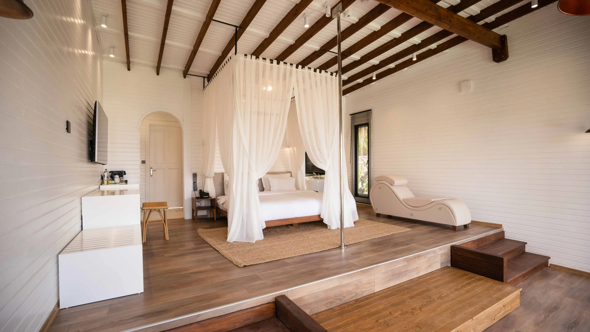 Lov Faralya (+16 Adults Only)