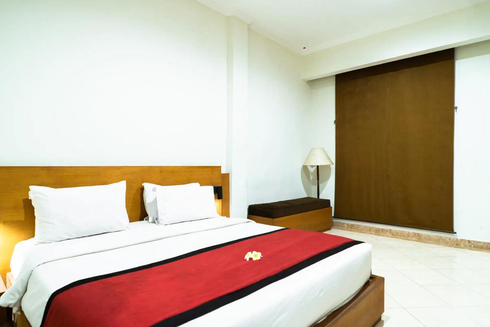 Super OYO Townhouse Oak Maxi Hotel Legian