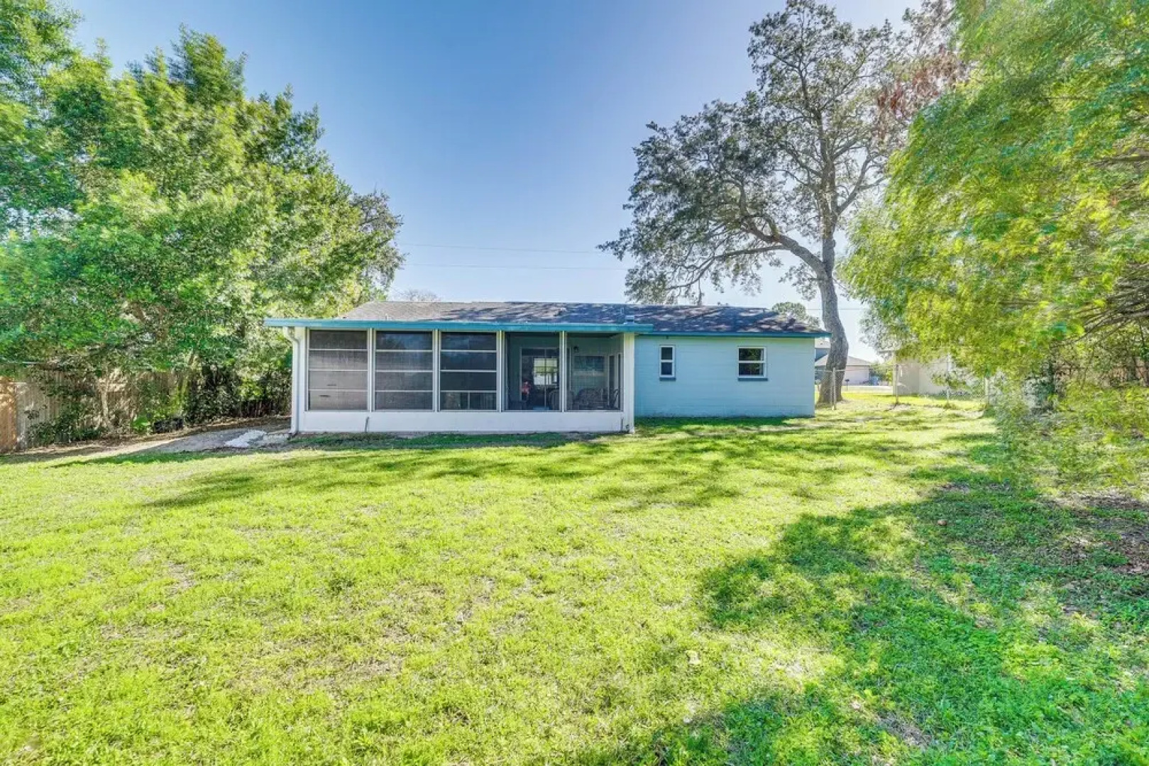 Spring Hill Home - 3 Mi to Weeki Wachee Springs!