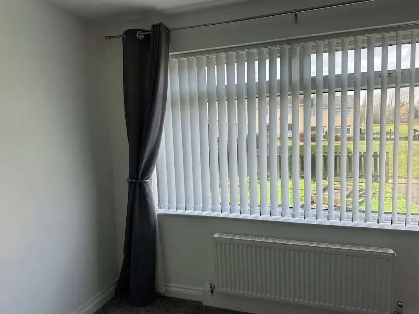 Housesleeps6-freeparking-wifi-contractors-garden