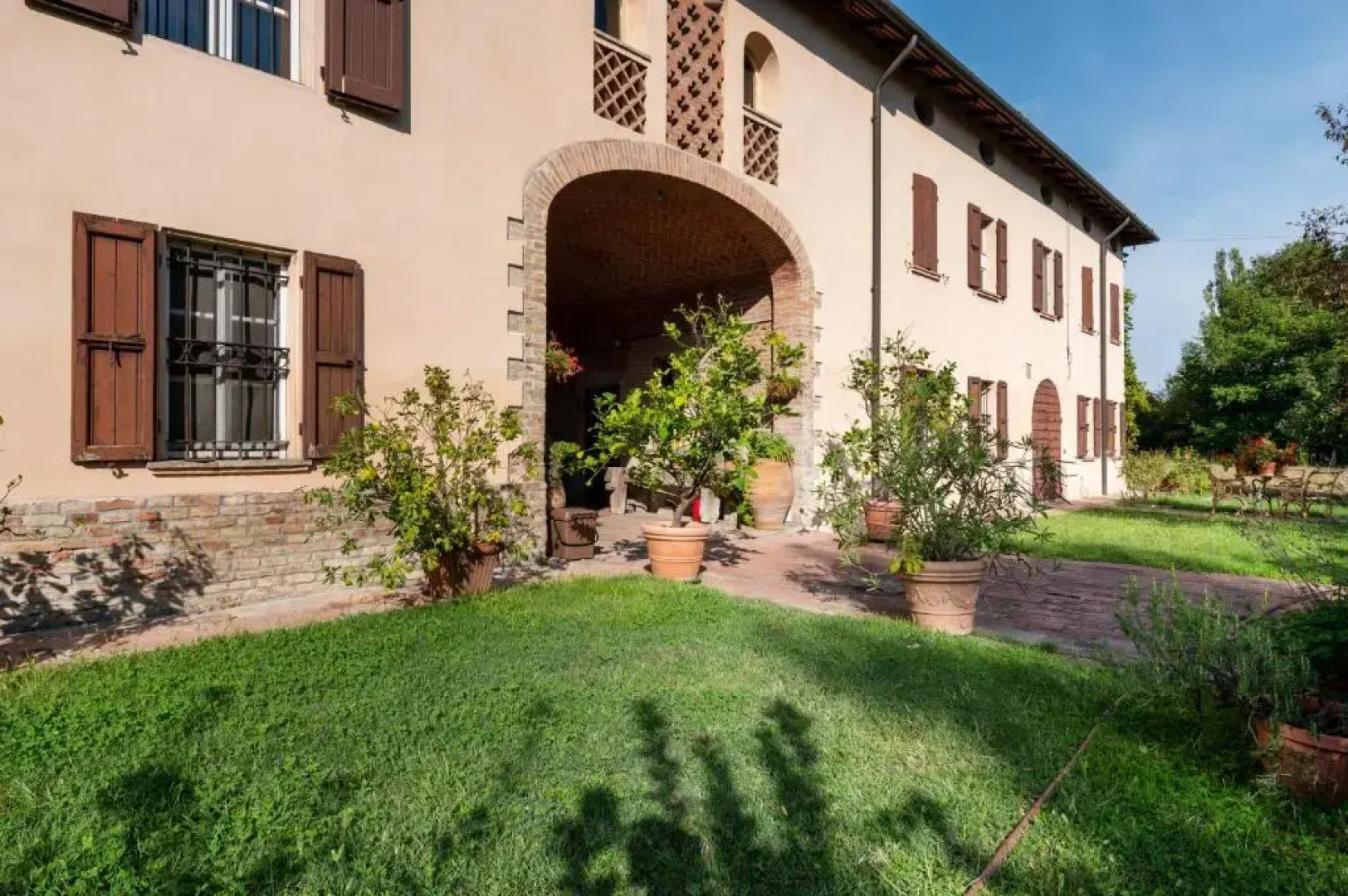 Splendido apt con piscina e parking a Colorno