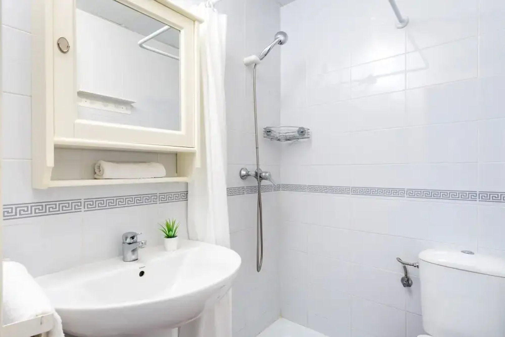 2BR  Apartment with Sea View, Gym and Pool Ref 129