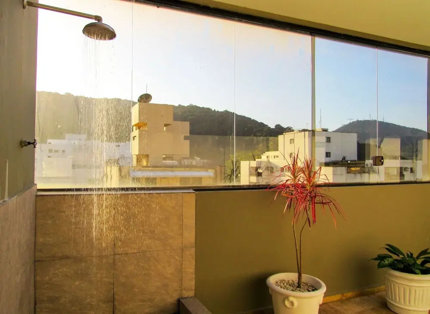 Timo Apto a 200m - Praia das Pitangueiras Guaruj