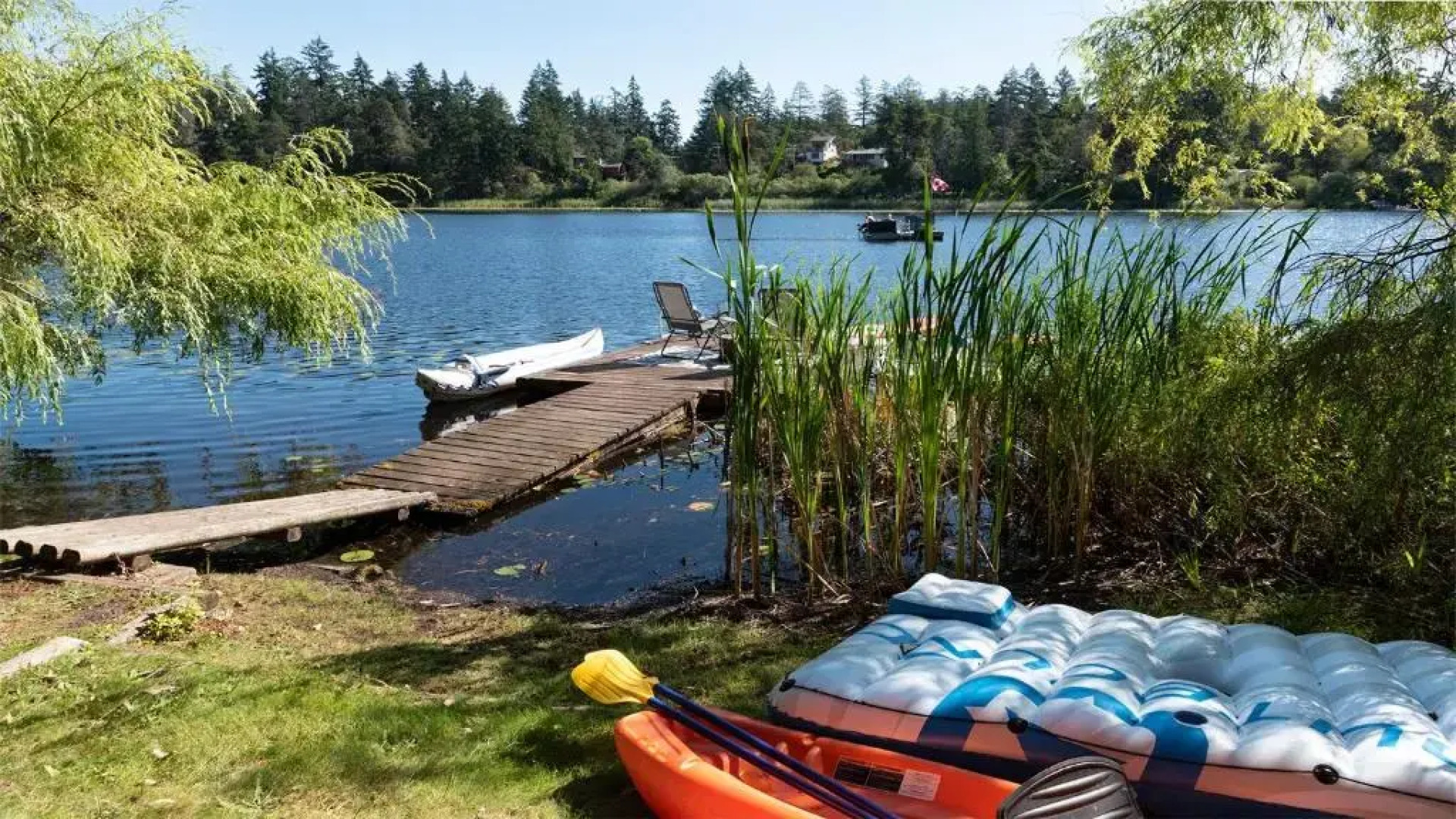 Willow Suite Lakeside Retreat