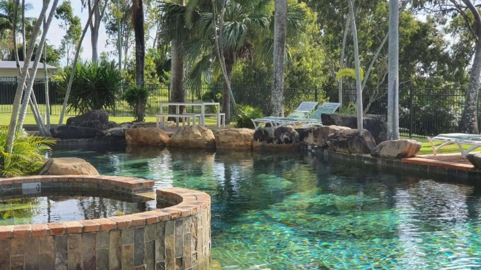 Colonial Palms Motor Inn