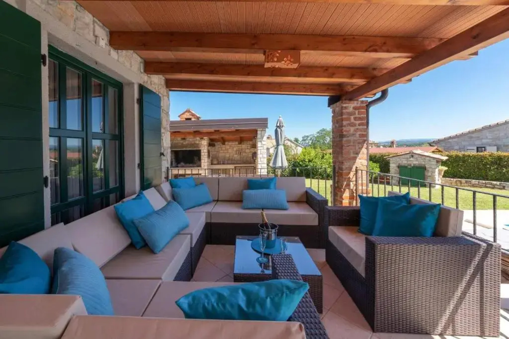 Beautiful Villa In A Quiet Area, With Enclosed Garden, Private Swimming Pool And Outdoor Kitchen