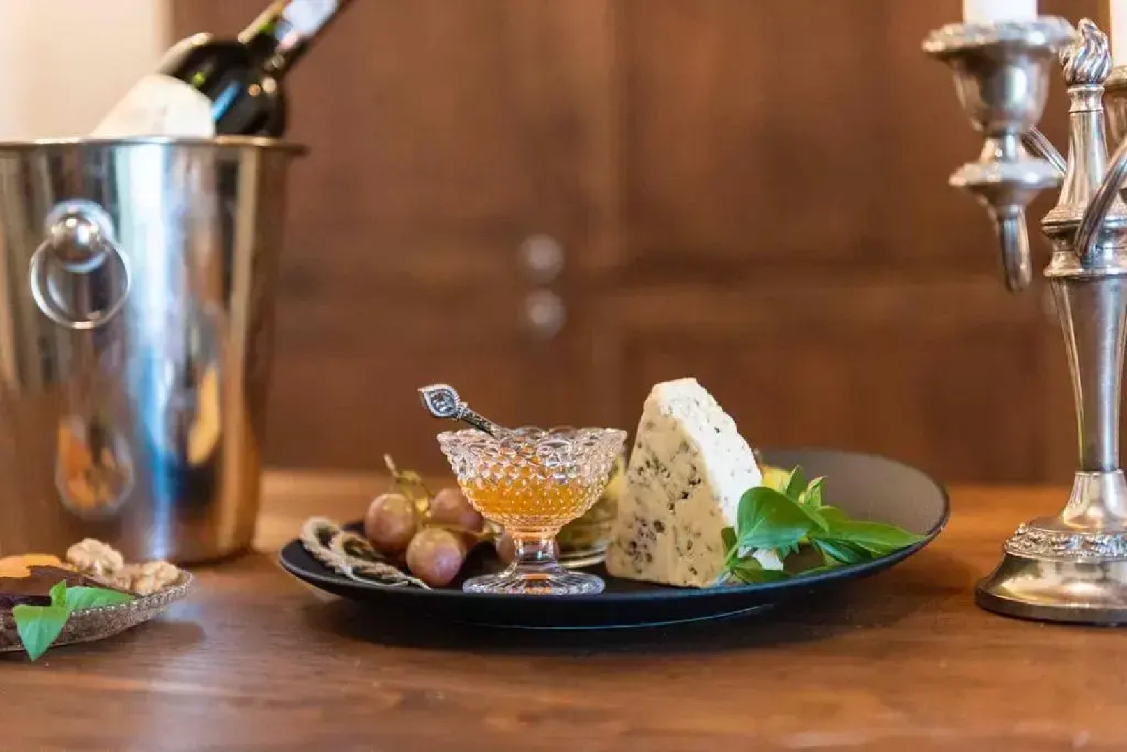 Oinou Strata - Adults Only