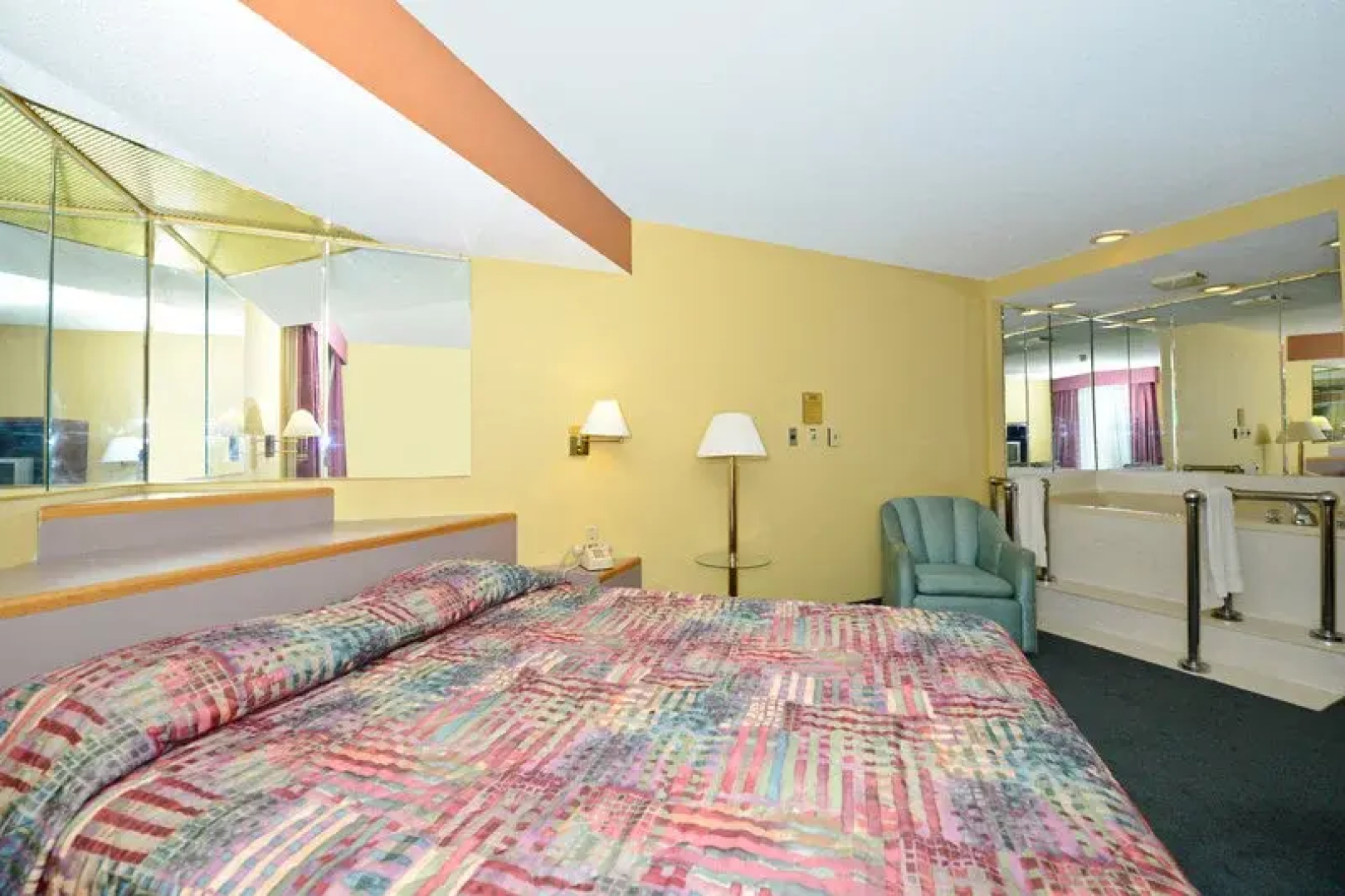 Days Inn & Suites By Wyndham Kalamazoo