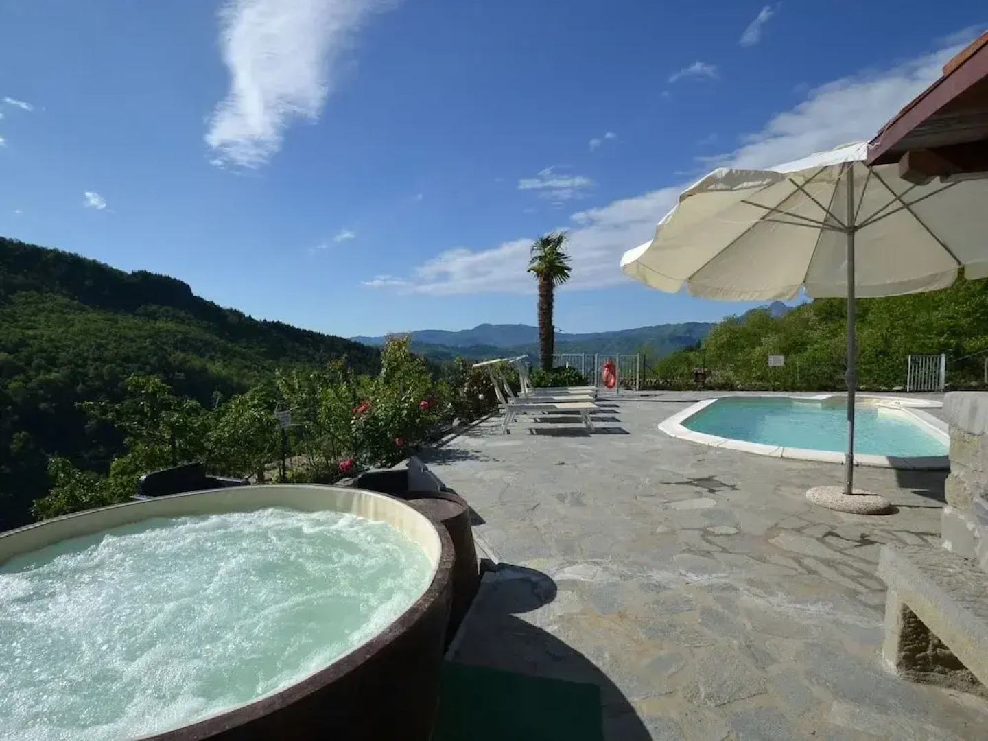 Lovely Farmhouse in Castiglione di Garfagnana with Hot Tub