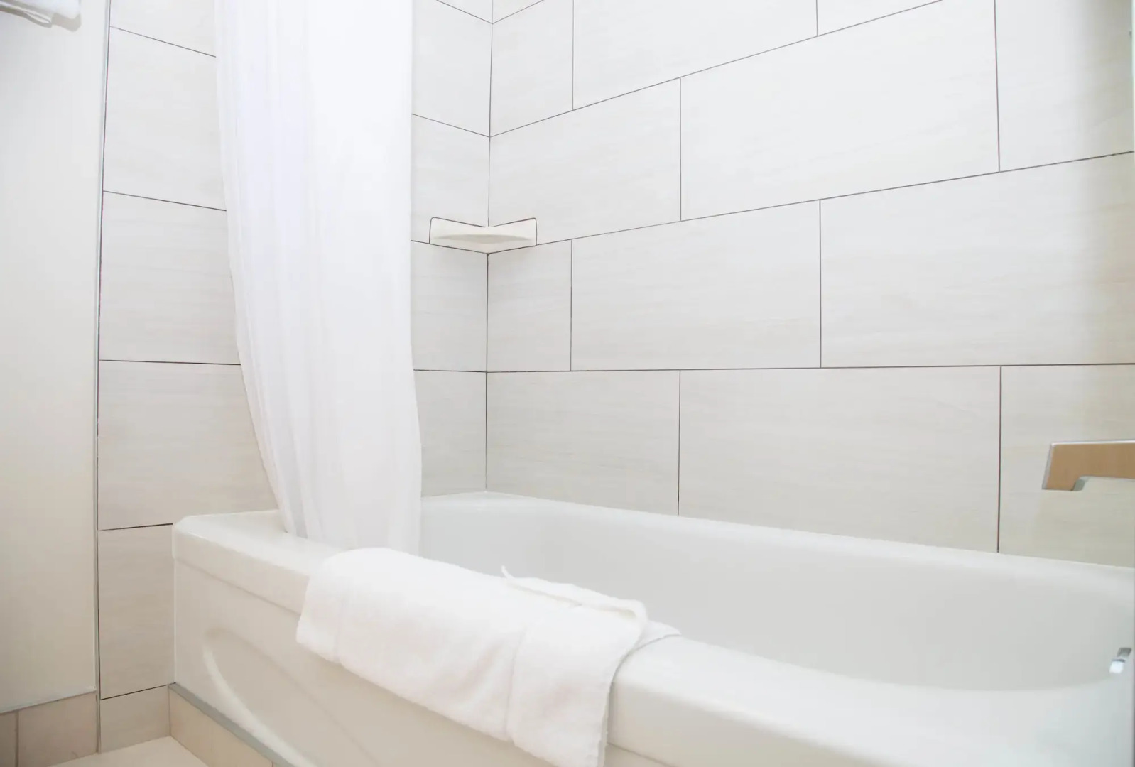 Twin Pine Inn & Suites