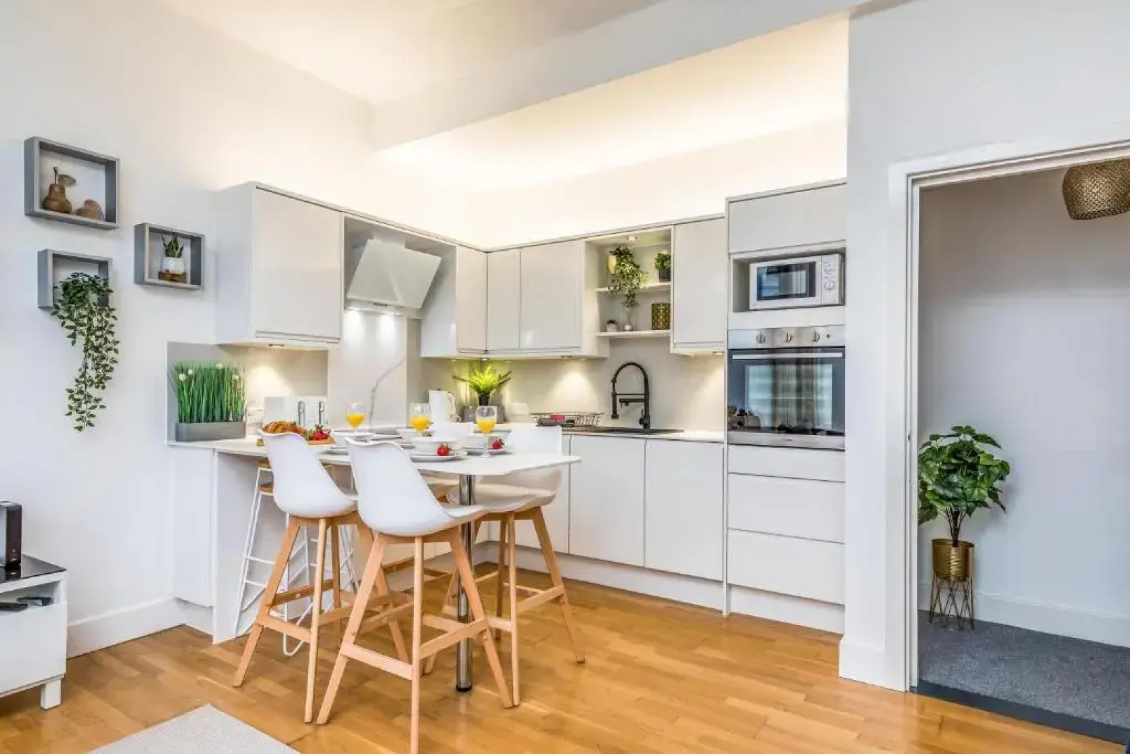 City & Beach at Your Reach - Courtyard & Parking