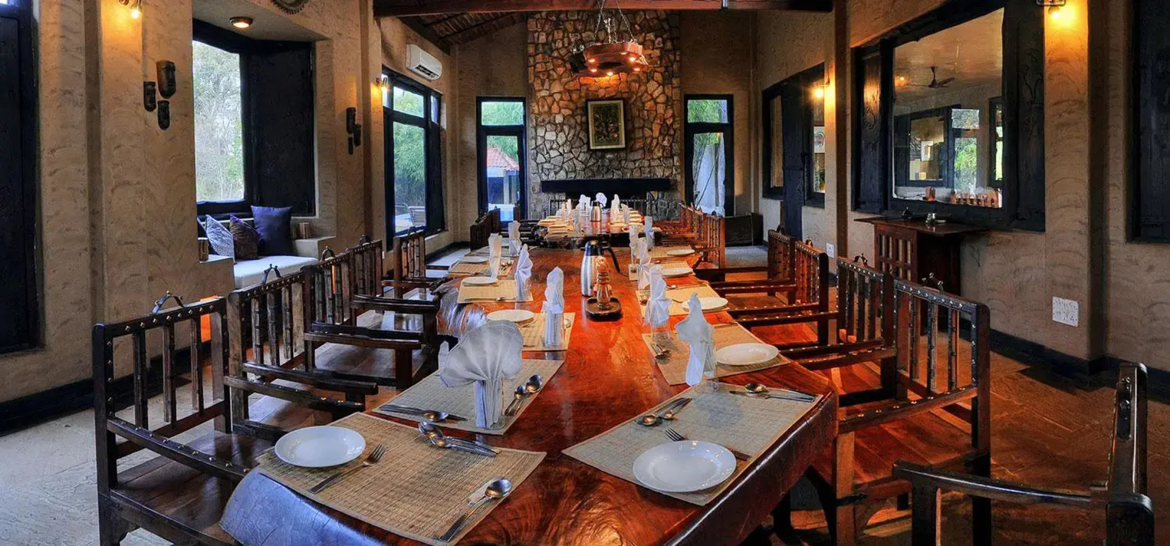 Pugdundee Safaris - Kanha Earth Lodge