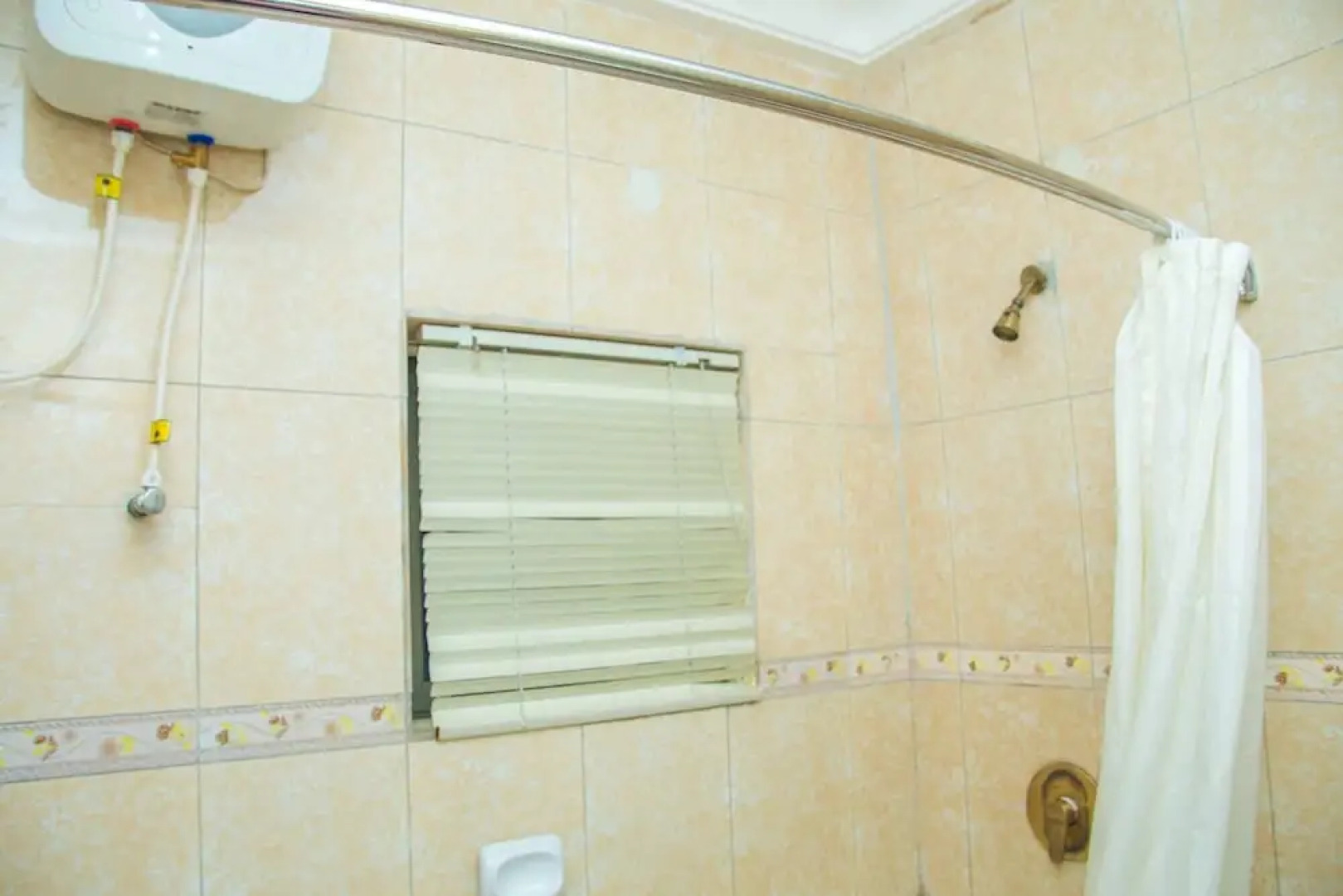 Royal Crest Hotel & Suites