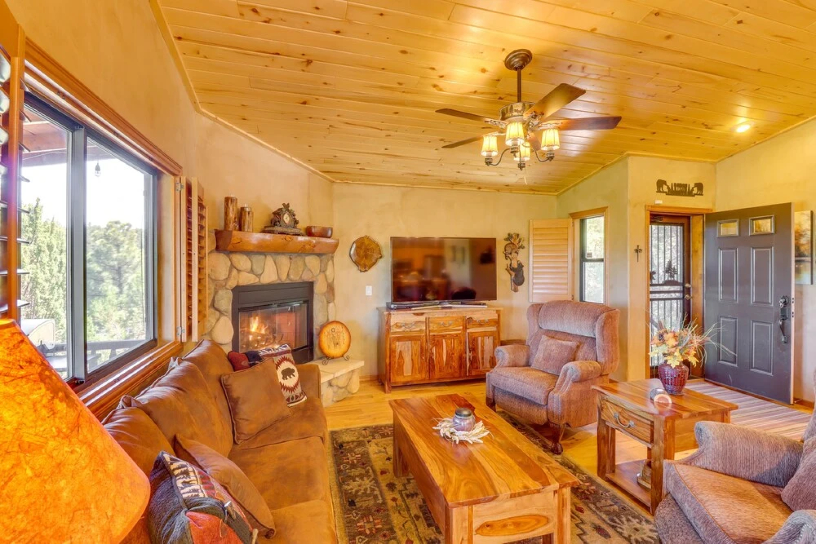 Cozy Show Low Cabin < 5 Mi to Downtown!