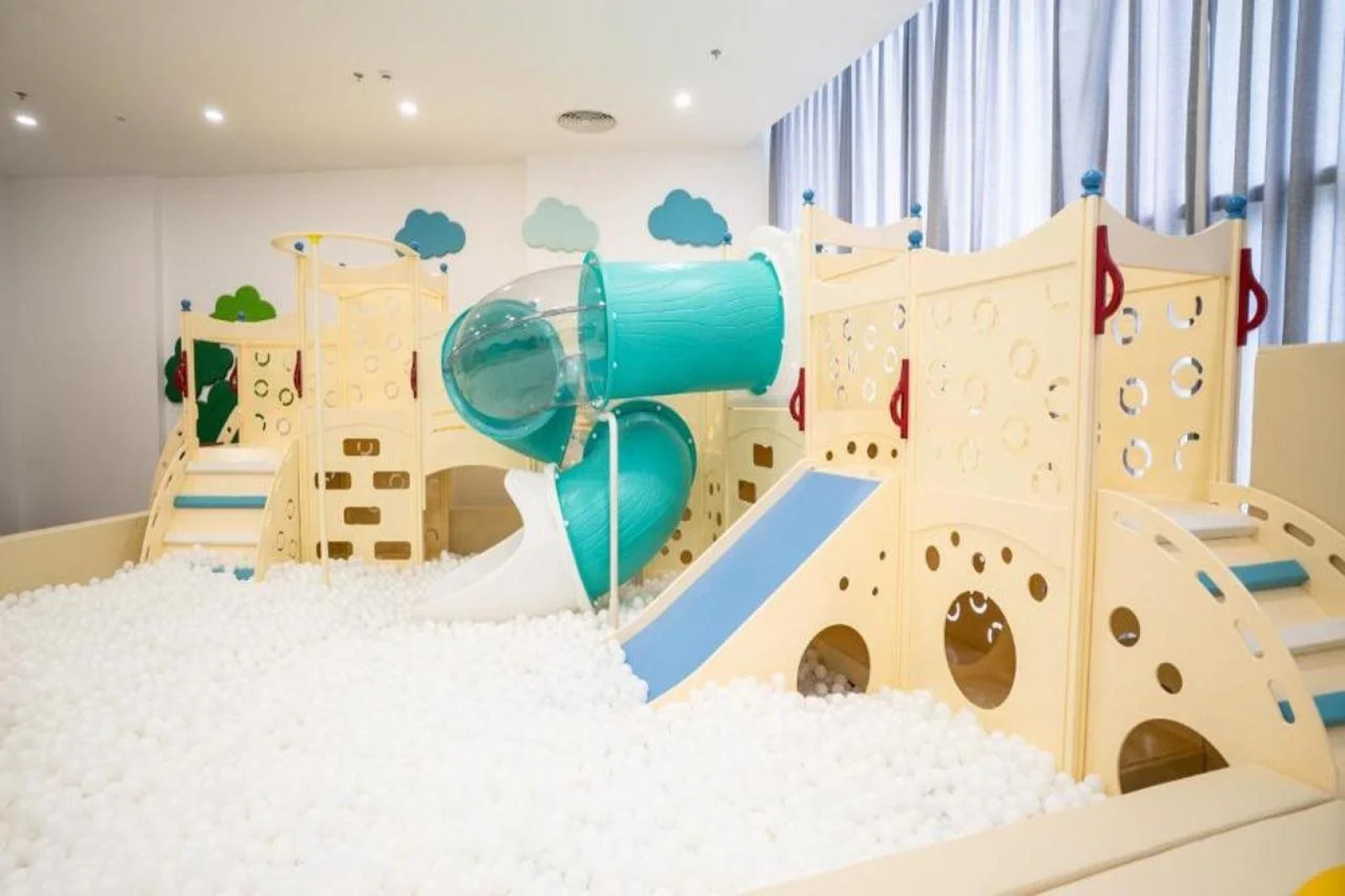 Курортный отель The Empyrean Cam Ranh Beach Resort