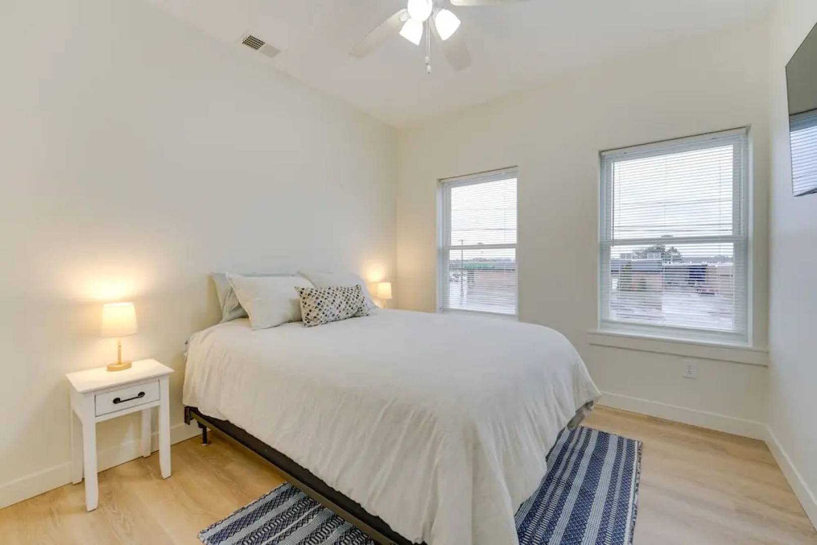 St Clair Apartment - Walk to River & Boardwalk!