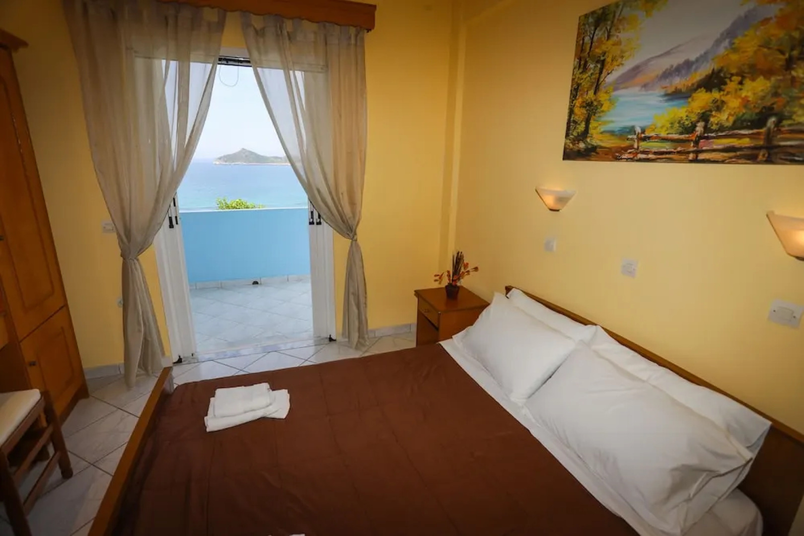 Agios Georgios - 2 Beds - Sleeps 5 - Free Parking