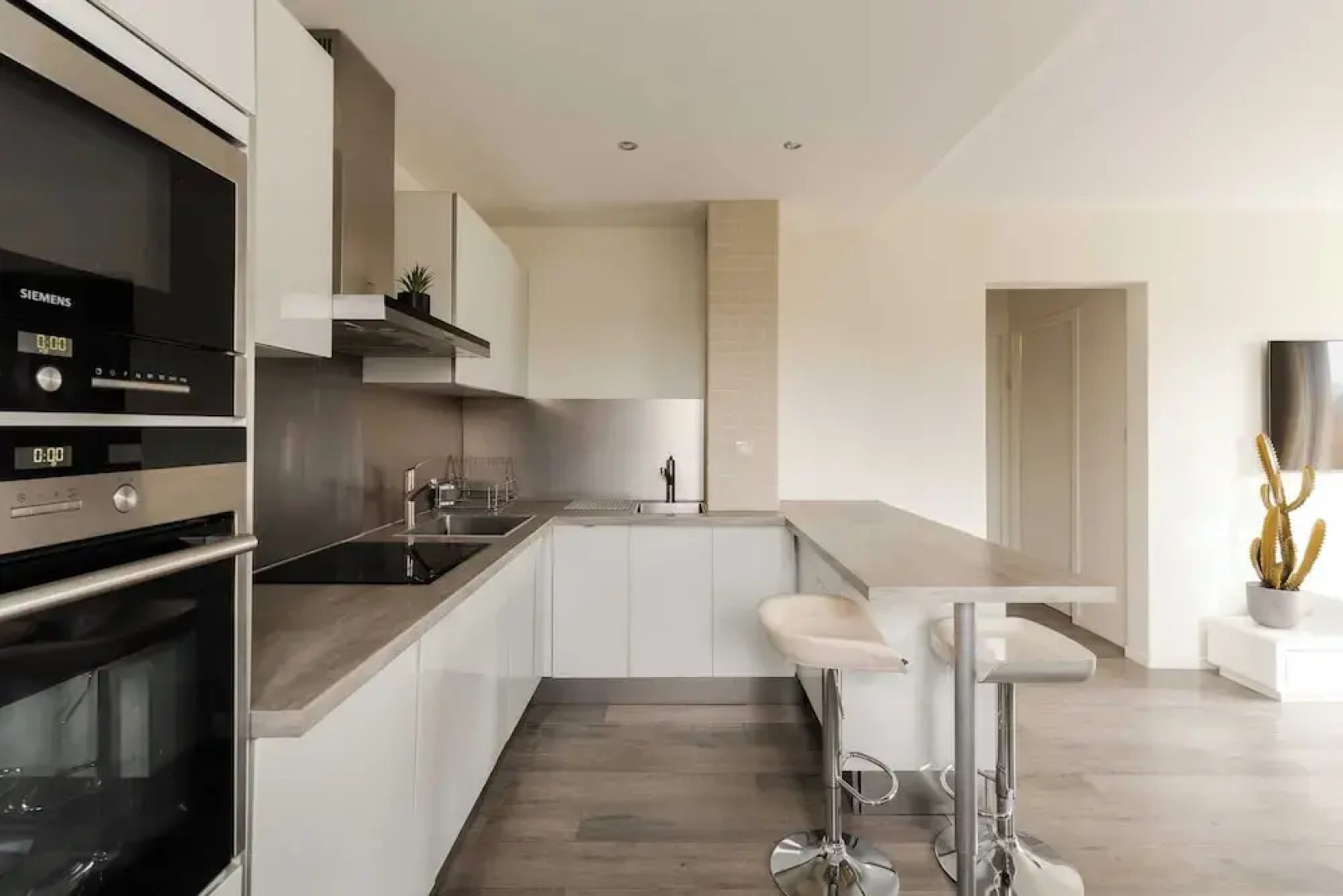 Renovated Apartment Sleeping 6 - Pool and Tennis