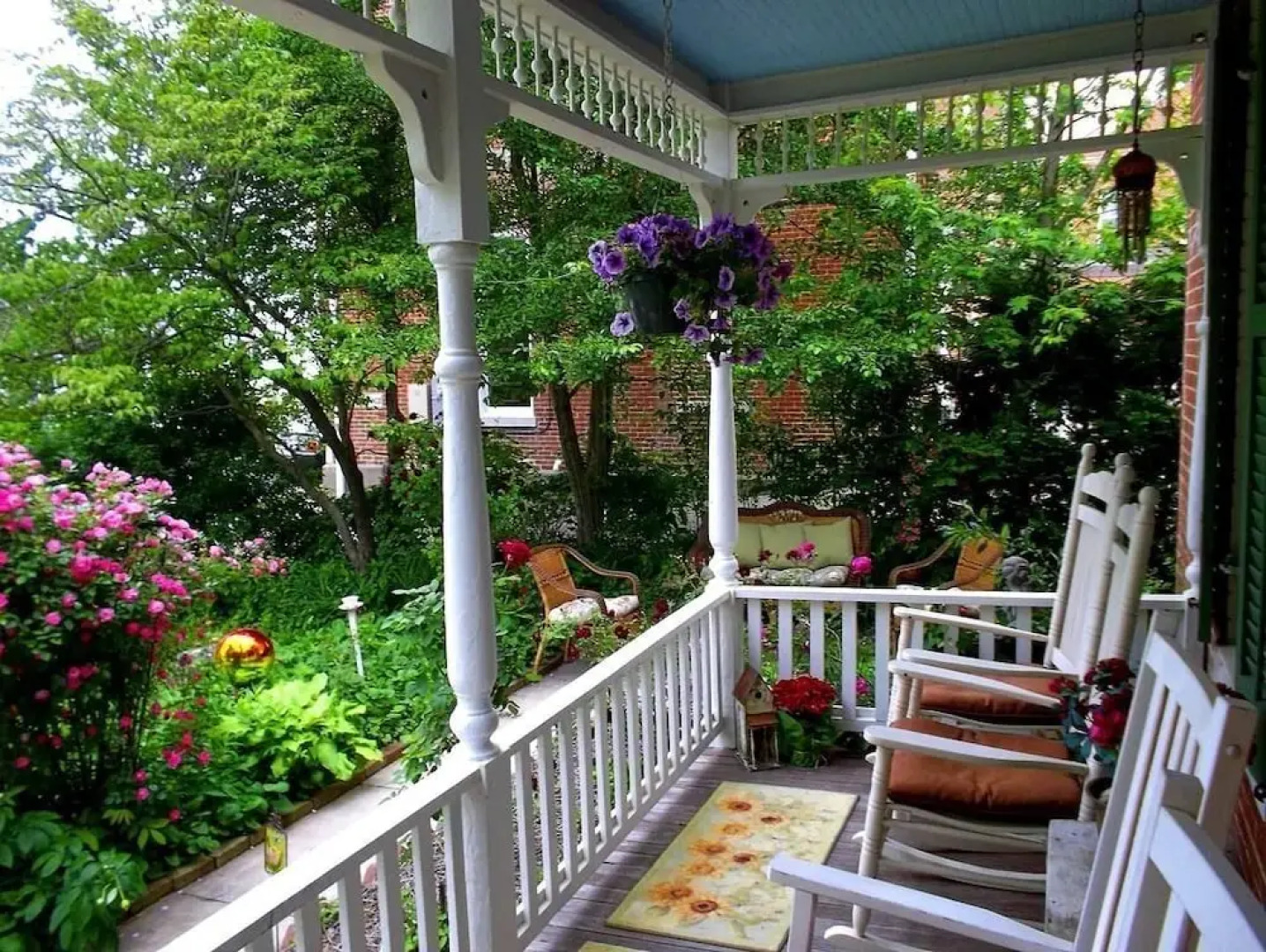 Historic Iron Horse Inn