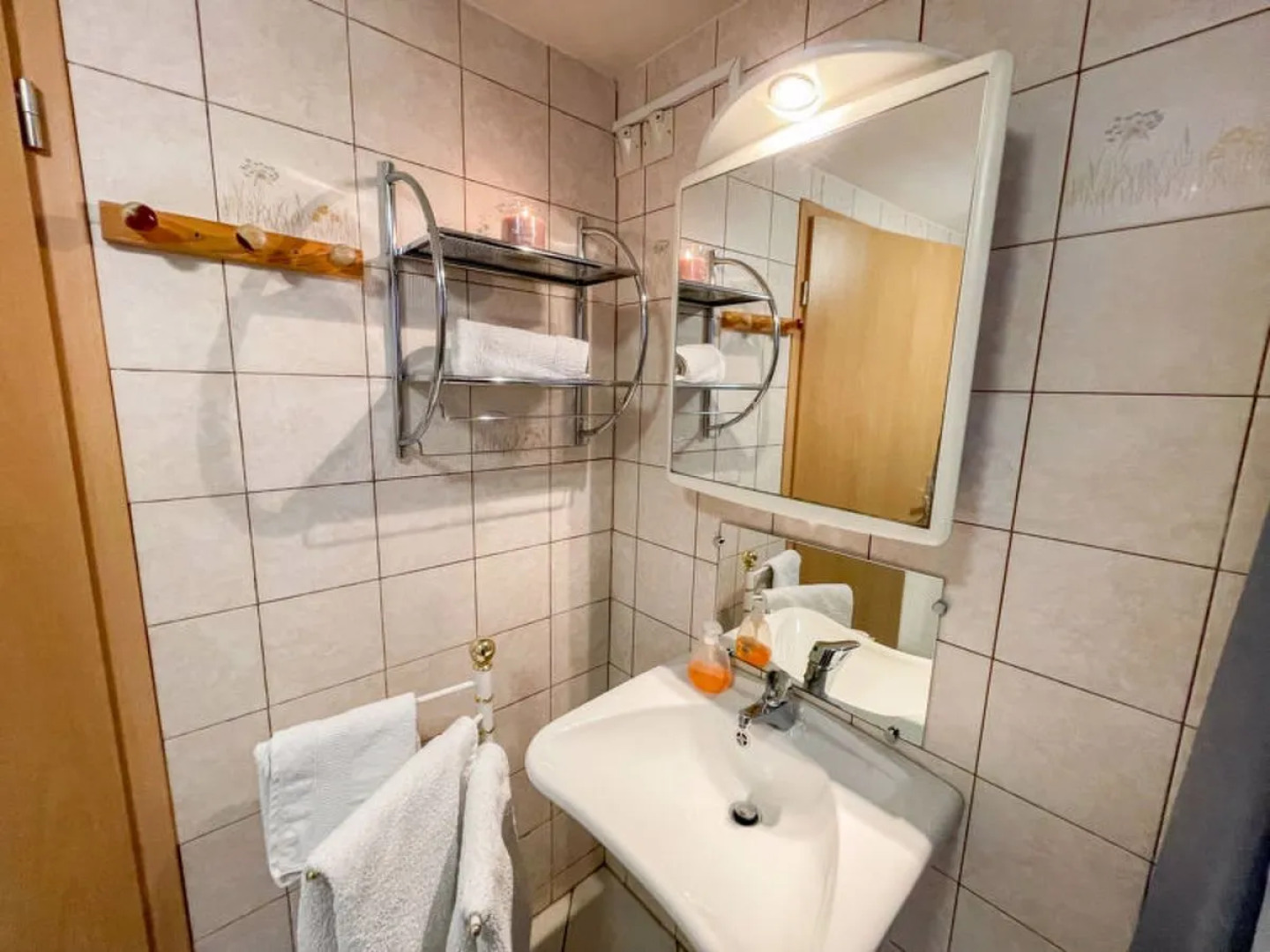 Résidence jaune et rose 36845