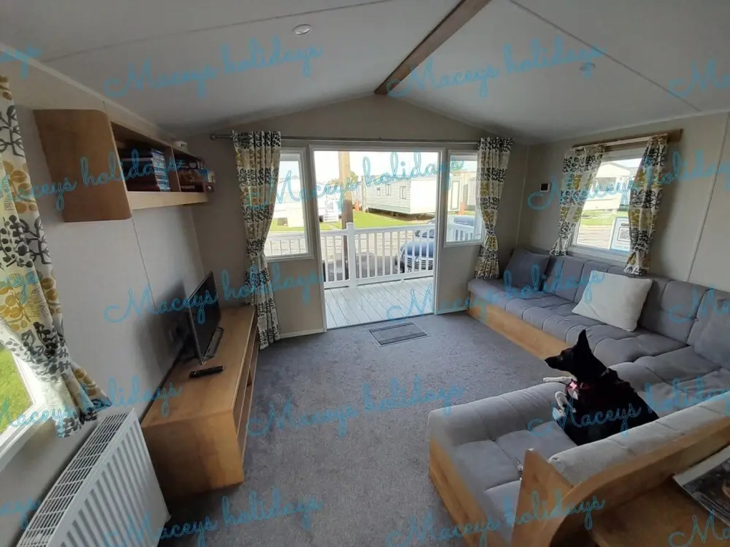 Pet Friendly Caravan in Walton on the Naze