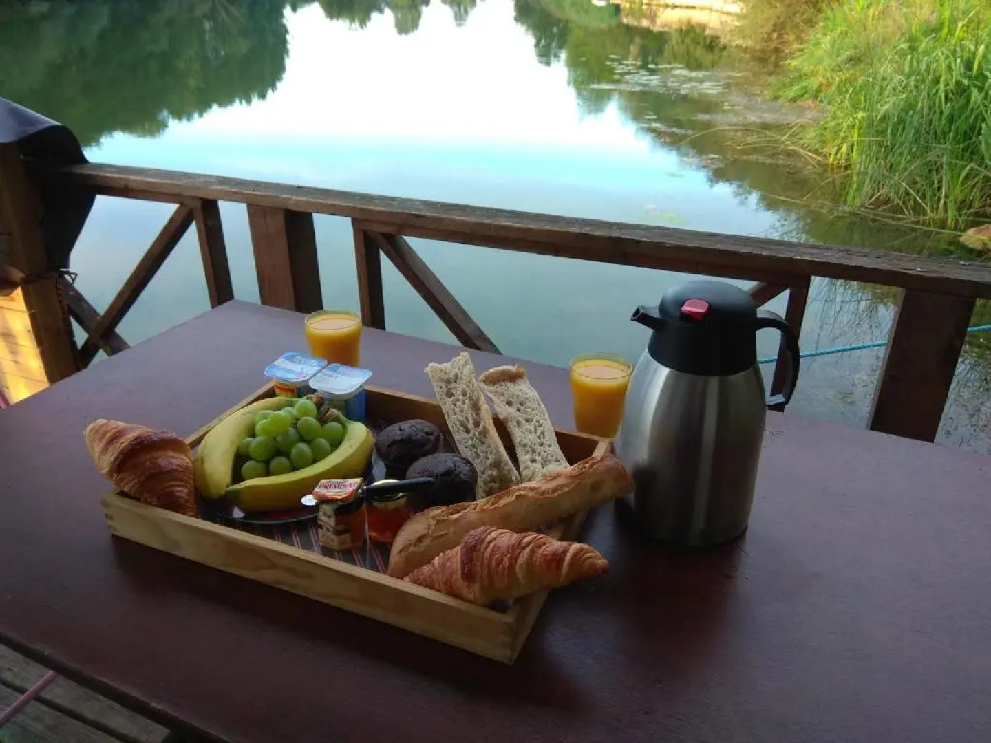 Mobil-home flottant SEURRE vue panoramique sur l'eau jacuzzi privé en option