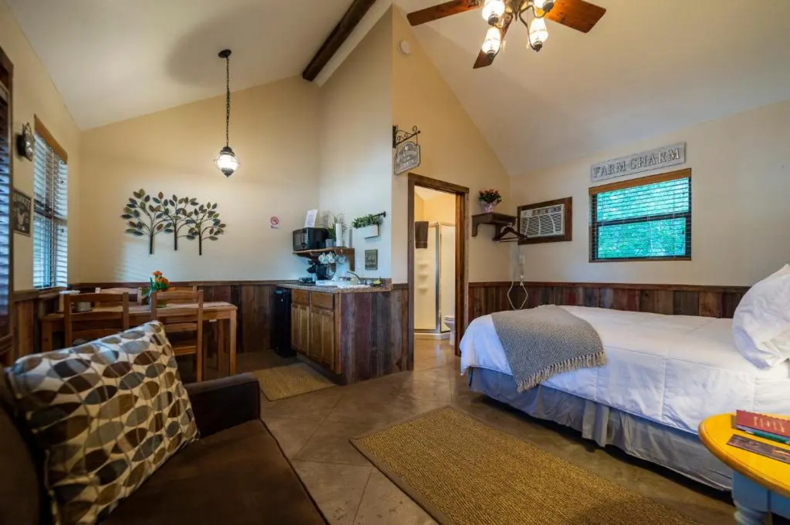 Pet Friendly Cabin 4 - 15 Minutes From Magnolia and Baylor